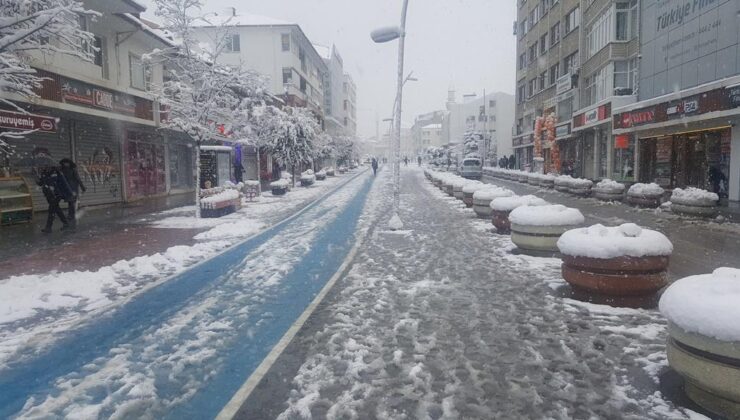 Bolu kışın başında, dün gece -12’yi görerek Türkiye’de en soğuk il oldu.