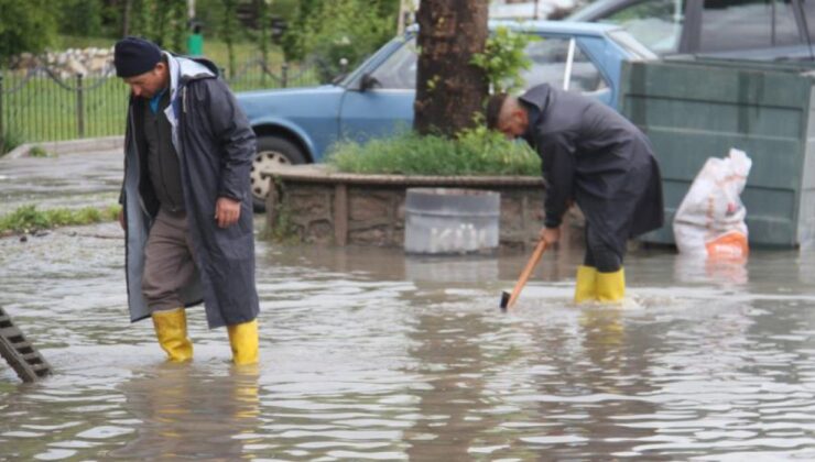 Konya’nın Beyşehir ilçesinde sabah saatlerinden itibaren etkili olan kuvvetli sağanak sele neden oldu. 