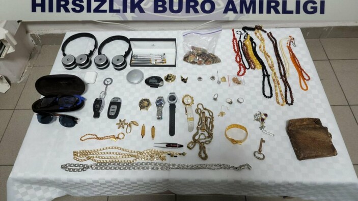 Otomobilleri açıp içindeki değerli eşyaları çalan şahıs yakalandı.