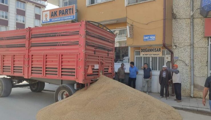 Konyalı çiftçiden AKP ilçe başkanlığı önünde eylem!