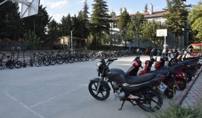 Konya polislerinin baskın yaptığı evden, bayi kuracak kadar çalıntı motosiklet çıktı