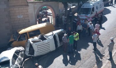 Nevşehir’in Ürgüp ilçesinde minibüs yayaların içine daldı