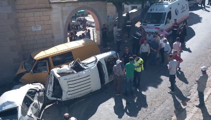 Nevşehir’in Ürgüp ilçesinde minibüs yayaların içine daldı