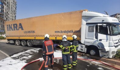 “Dur” ihtarına uymayınca lastiklerine ateş edilerek durdurulan tırda  11 kilo esrar çıktı