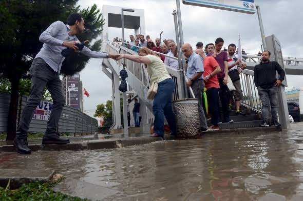 Aksaray’da şiddetli yağış sonucu sel meydana geldi, İki kişi hayatını kaybetti