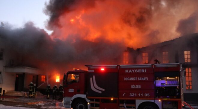 Kayseri’de mobilya üretimi yapılan fabrikada yangın çıktı