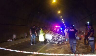 Kontrolünü kaybeden otomobil tünelde takla attı: 2 ölü