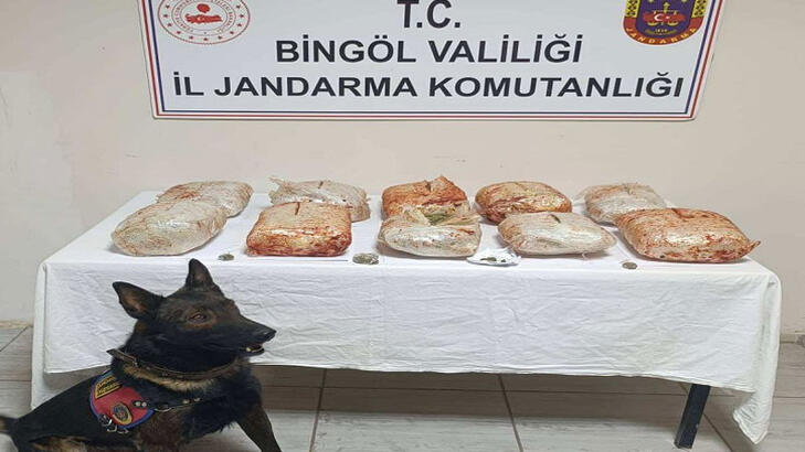 Salça kovaları ve patates çuvallarından esrar çıktı