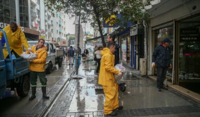 İzmir’in Konak ilçesinde günlerdir yaşanan şiddetli yağışla birlikte yaşanan sel baskınlarına kum torbalı önlem