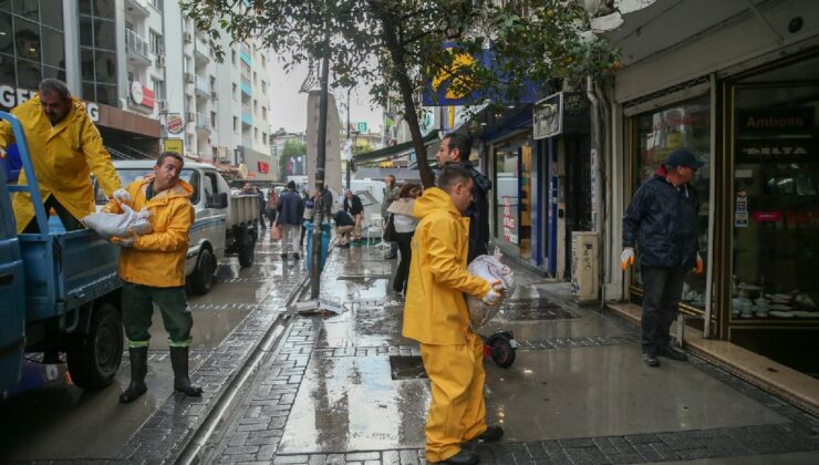 İzmir’in Konak ilçesinde günlerdir yaşanan şiddetli yağışla birlikte yaşanan sel baskınlarına kum torbalı önlem