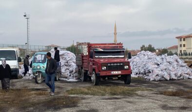 Kulu İlçe Kaymakamlığı Sosyal Yardımlaşma ve Dayanışma Vakfı, Kulu’da ihtiyaç sahibi vatandaşlara kömür yardımı yapıyor