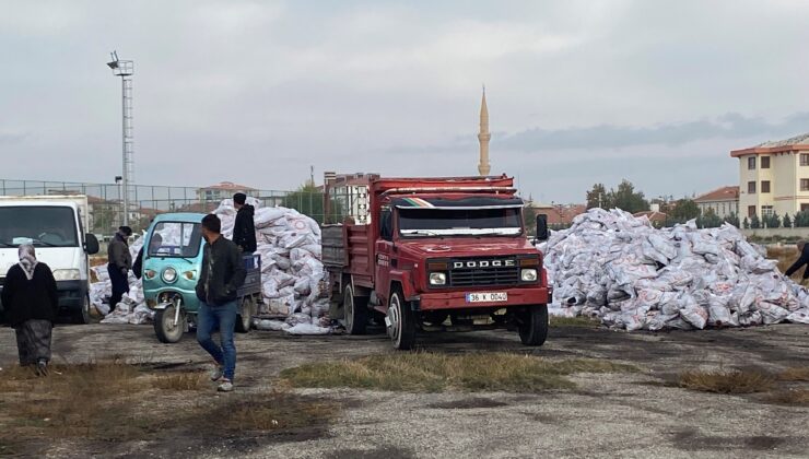 Kulu İlçe Kaymakamlığı Sosyal Yardımlaşma ve Dayanışma Vakfı, Kulu’da ihtiyaç sahibi vatandaşlara kömür yardımı yapıyor