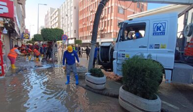 Hatay’ın İskenderun ilçesinde, denizin taşması sonucu su basan ev ve iş yerlerindeki temizlik çalışmalarına KOSKİ ekipleri müdahale etti