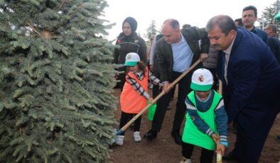 Konya’da “Geleceğe Nefes, Cumhuriyete Nefes” etkinliği kapsamında 31 ilçemizde 65 bin fidan toprakla buluşturuldu