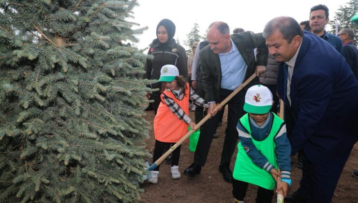 Konya’da “Geleceğe Nefes, Cumhuriyete Nefes” etkinliği kapsamında 31 ilçemizde 65 bin fidan toprakla buluşturuldu