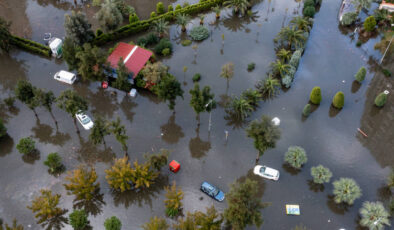 İzmir’de yoğun yağışın ardından sokaklar su altında kaldı