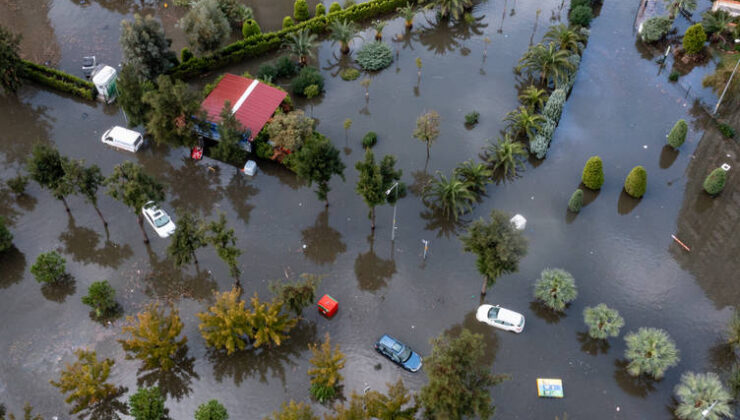 İzmir’de yoğun yağışın ardından sokaklar su altında kaldı