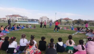 Konya’nın Karapınar ilçesinde ilkokul öğrencilerine yönelik uçurtma şenliğini gerçekleştirildi