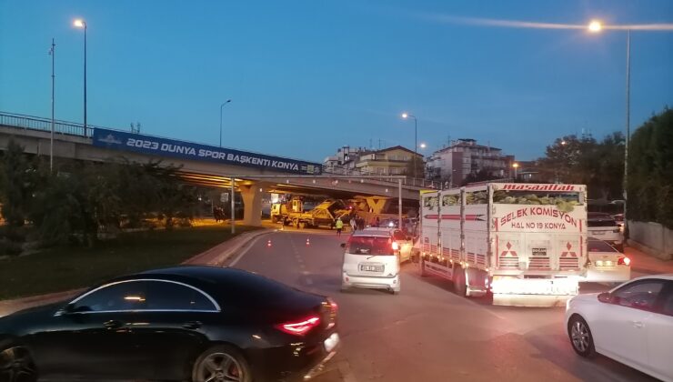 Konya’da Yükseklik ihlali yapan tır üst geçide çarpıp devrildi