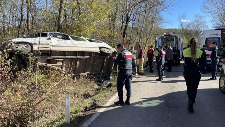 Bartın’da seyir halinde bulunan bir yolcu minibüsü yoldan çıkarak, şarampole devrildi: 1 ölü 11 yaralı