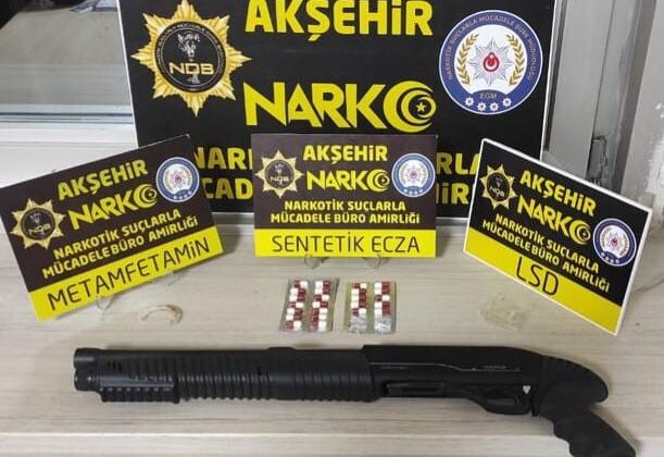 Konya’nın Akşehir ilçesinde polis ekiplerinin gerçekleştirdiği 3 ayrı uyuşturucu operasyonunda 5 kişi gözaltına alındı