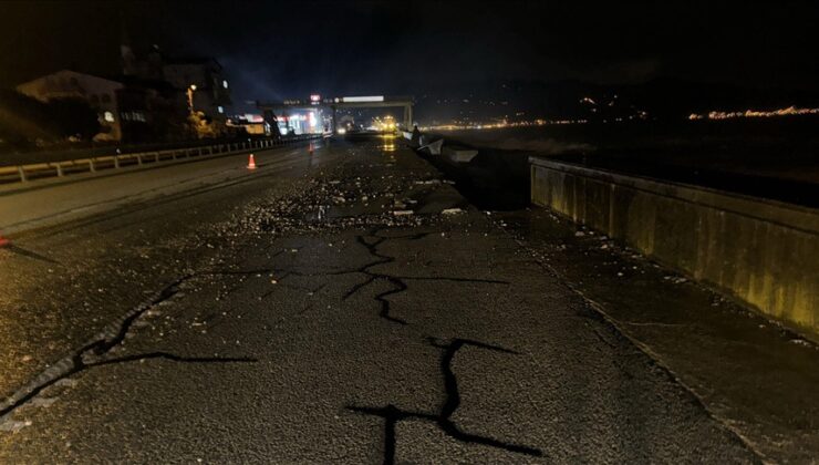 Karadeniz’de etkili olan fırtına nedeniyle oluşan dalgalar sahil yolunda hasara yol açtı