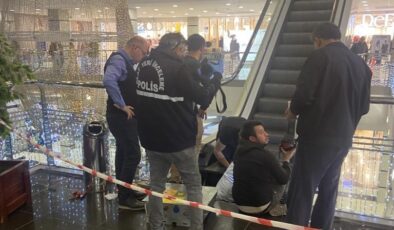 Konya’nın Ereğli ilçesinde alışveriş merkezinde yürüyen merdivende düşen 1,5 yaşındaki çocuğun 3 parmağı koptu