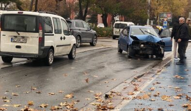 Meram ilçesinde yağmur sonrası kayganlaşan yol kazaya neden oldu.