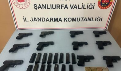 Şanlıurfa’da jandarma tarafından durdurulan araçta 11 ruhsatsız tabanca ele geçirildi