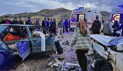 Adıyaman’ın Kahta ilçesinde iki otomobilin çarpışması sonucu 3 kişi öldü, 3 kişi yaralandı.