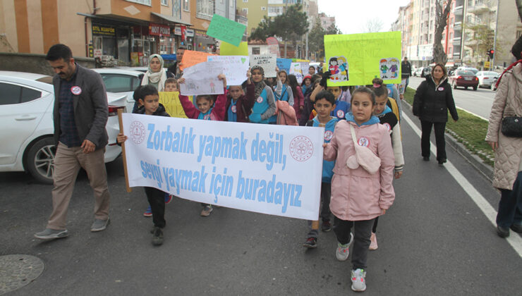 Konya’nın  Beyşehir ilçesinde öğrenciler akran zorbalığı için yürüdüler