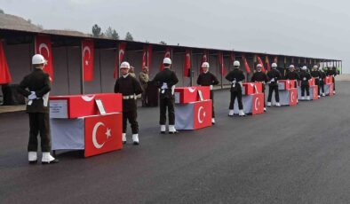 Türkiye’yi yasa boğan şehit haberlerinden sonra Bolu Belediye Başkanı Tanju Özcan kentte 7 günlük yas ilan etti