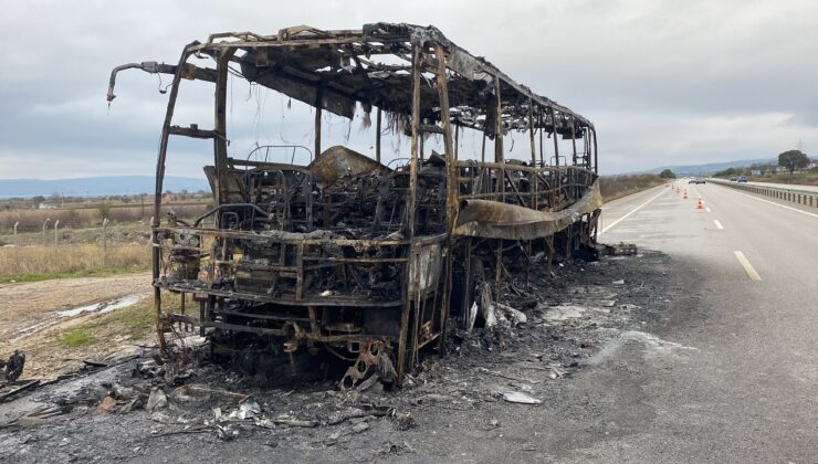 Çanakkale’de içinde 23 yolcusu bulunan otobüs alev alev yandı