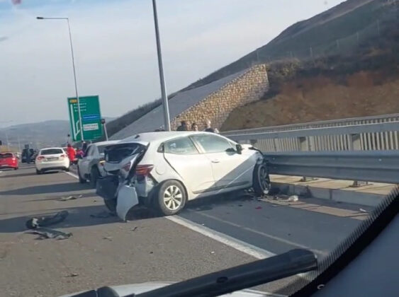 Kuzey Marmara Otoyolu Kocaeli kesiminde 8 aracın karıştığı zincirleme trafik kazasında 4 kişi yaralandı