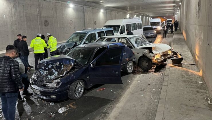13 aracın karıştığı zincirleme trafik kazası meydana geldi