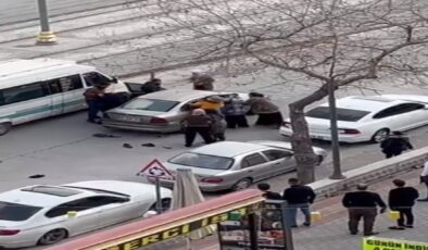 Konya’da cadde ortasındaki kavgada kadınlar otomobilin altında kalmaktan son anda kurtuldu