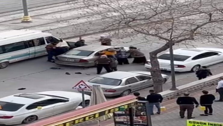 Konya’da cadde ortasındaki kavgada kadınlar otomobilin altında kalmaktan son anda kurtuldu