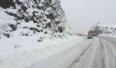 Antalya’yı Konya’ya bağlayan Akseki-Seydişehir karayolunda kar yağışı kapanan yol trafiğe açıldı