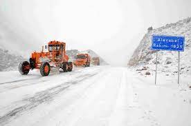 Akseki-Seydişehir kara yolunda dün gece başlayan kar yolları kapladı