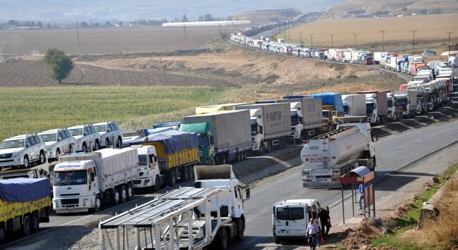 Esendere Sınır Kapısı’nda bekleyen tırlar kuyruk oluşturdu