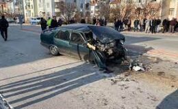 Konya’da, kırmızı ışıkta bekleyen işçi servisine otomobil çarptı