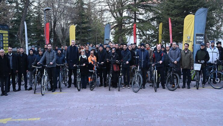 Konya’da “Dünya Kışın Bisikletle İşe Gitme Günü” dolayısıyla belediye çalışanları işe bisikletle geldi