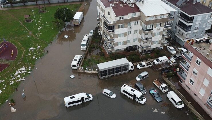 Antalya’daki şiddetli yağışlar nedeniyle 3 bin 862 binada su baskınının olduğunu bildirildi