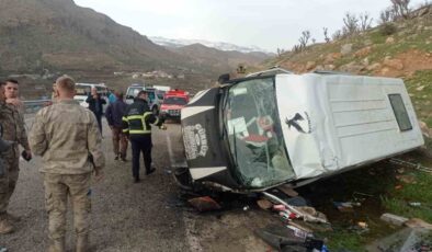 Siirt’te öğrenci servisi devrildi