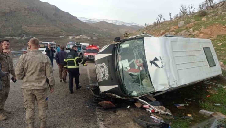 Siirt’te öğrenci servisi devrildi