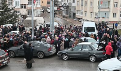 Yozgat’ta ücretsiz sebze dağıtımı yapıldı: Bir poşet sebze için birbirleriyle yarıştılar