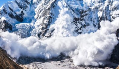 Van’da mahalle yoluna çığ düştü, ulaşım durdu