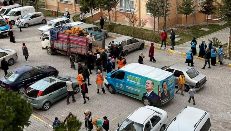 AKP seçim çalışmaları devam ediyor: Kamyonla patates dağıtılar