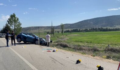 Isparta’da otomobil ile polis aracının çarpışması sonucu 1 polis şehit oldu, 4 asker yaralandı