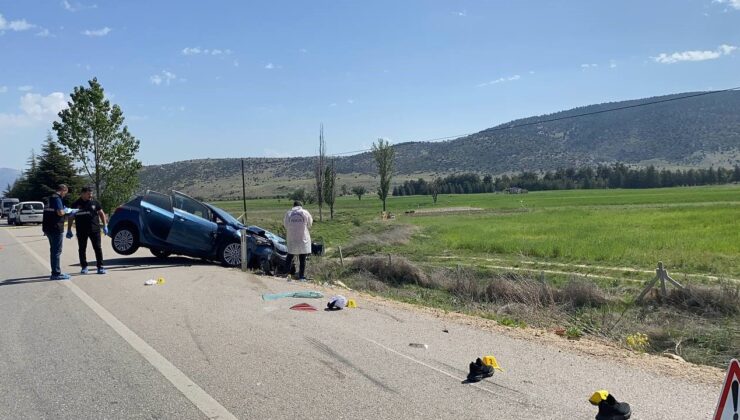 Isparta’da otomobil ile polis aracının çarpışması sonucu 1 polis şehit oldu, 4 asker yaralandı